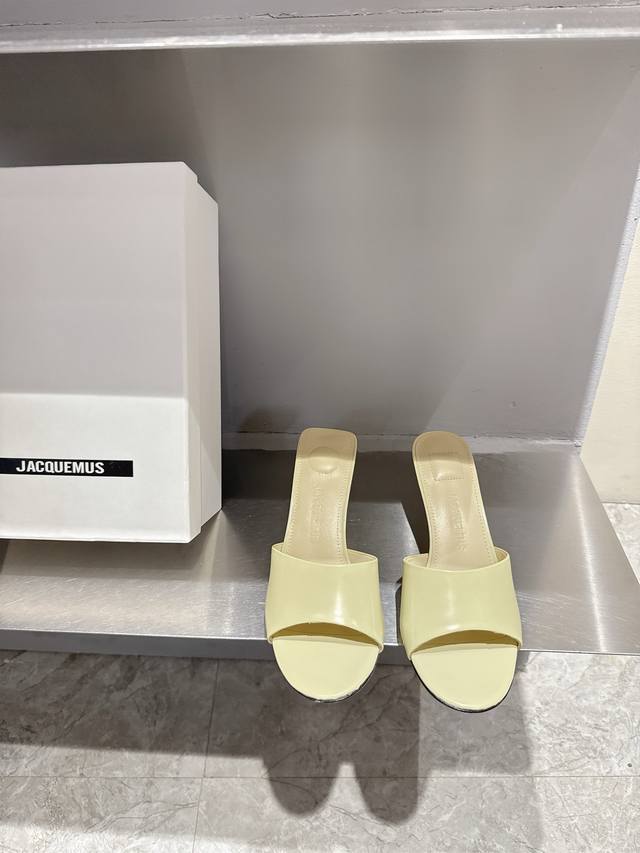 Jacquemu* 25Ss high-heeled slippers J are unique and eye-catching, with elegant