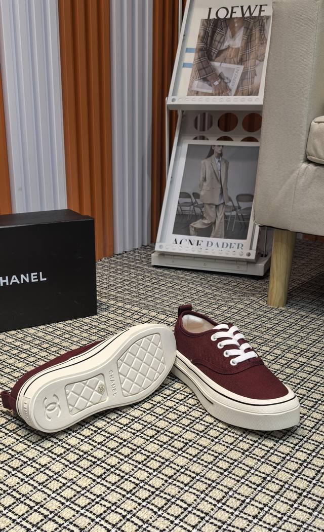 Chanel thick-soled canvas biscuit shoes. New retro canvas series. Presenting a r