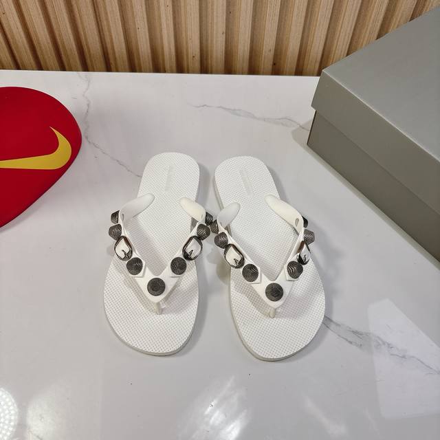 Balenciaga 25Ss Spring and Summer New Riveted Flip-Flops Sandals Balenciaga's ve
