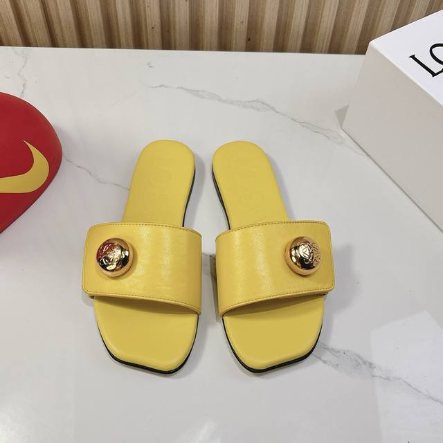 The latest model of Loewe 25, unique and eye-catching, highlights the brand styl