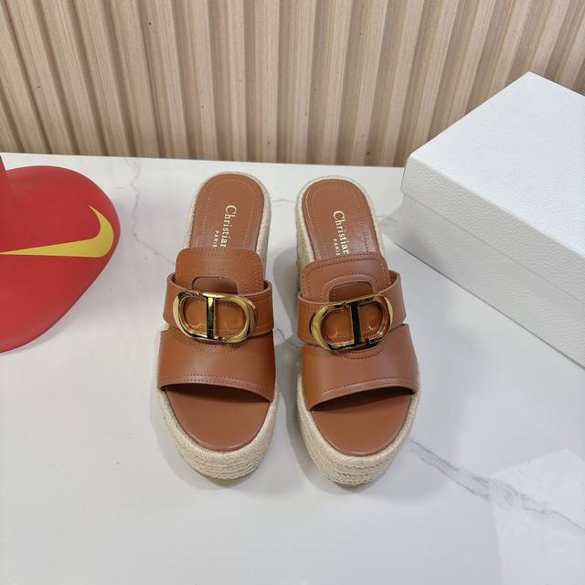 Dior 25Ss summer high version new thick-soled slippers Simple and versatile. Per