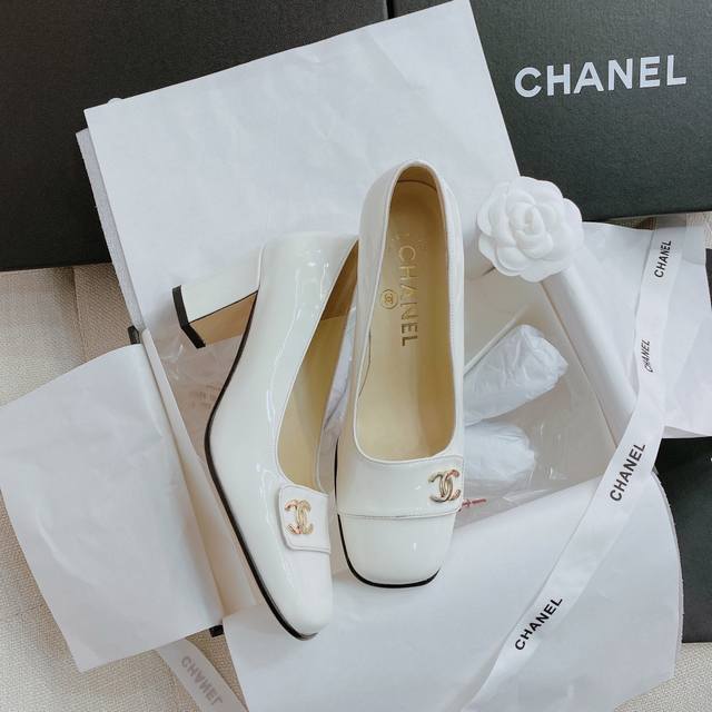 New Coco Chanel Vintage series square toe double C high-heeled shoes We have dev