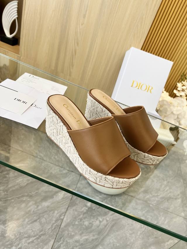 Dior's new autumn and winter products are fashionable and trendy. Imported cowhi