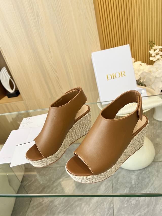 1995 Dior autumn and winter new products are fashionable and trendy. Imported co