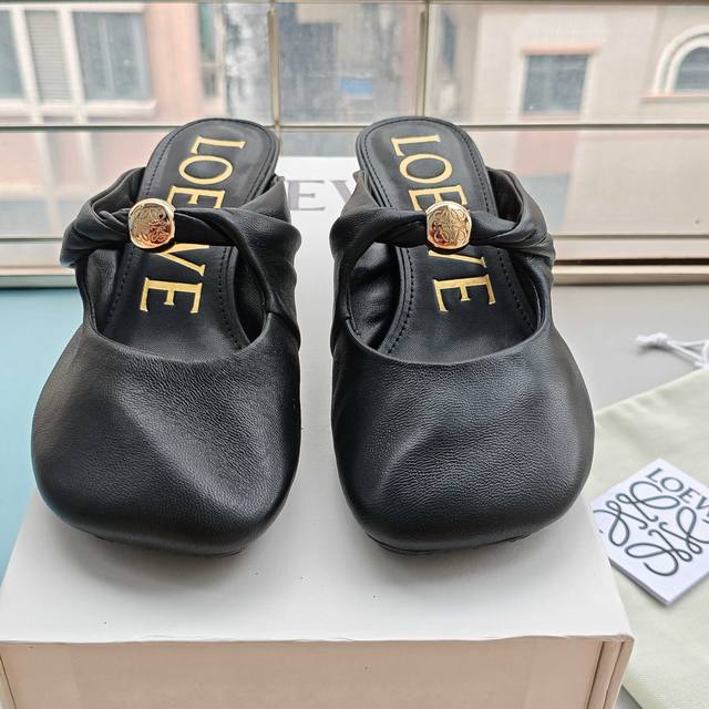 The latest Loewe SS limited edition summer slippers, with the hottest colors in