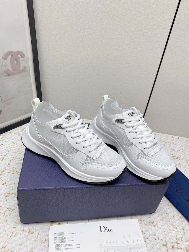 Factory High Edition Dior's elegant classic logo. Crafted in grey suede and whit