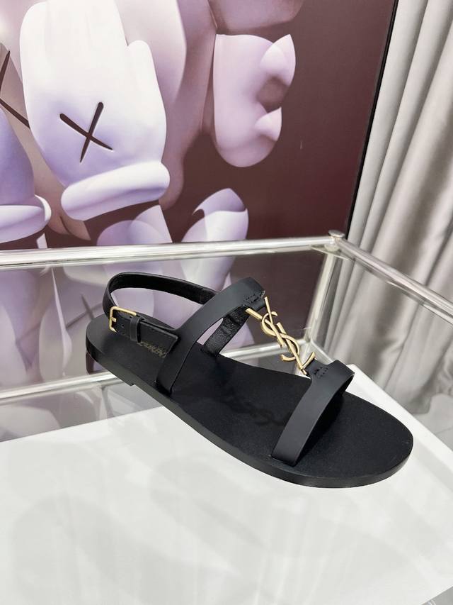Yves Saint Laurent: Black frosted leather Rubber sole Genuine leather sole Size