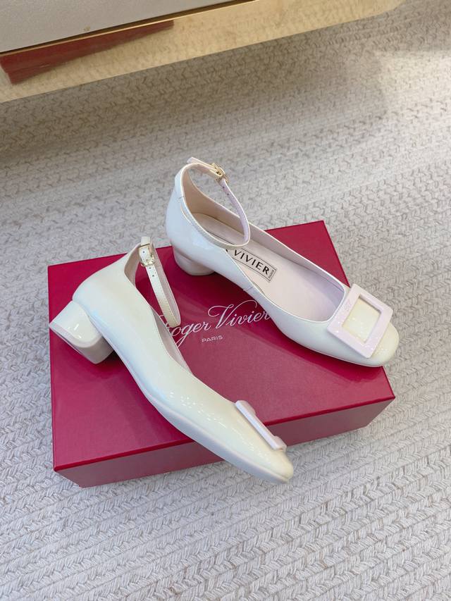 Roger Vivie*Ss25U Look series patent leather round toe square buckle single shoe