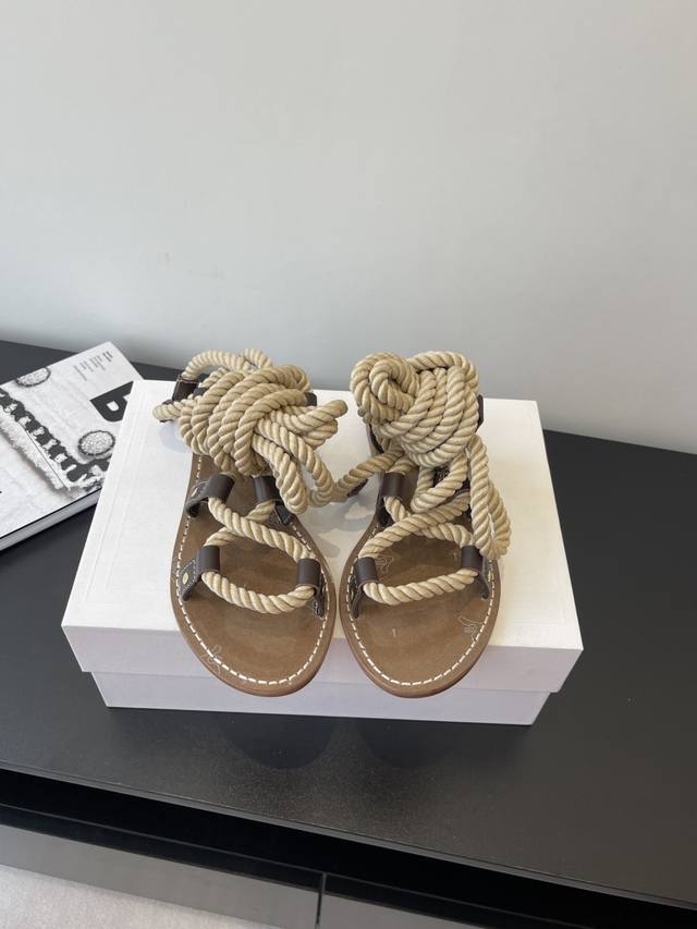 Celine spring and summer retro Arc de Triomphe fashionable sandals are absolutel