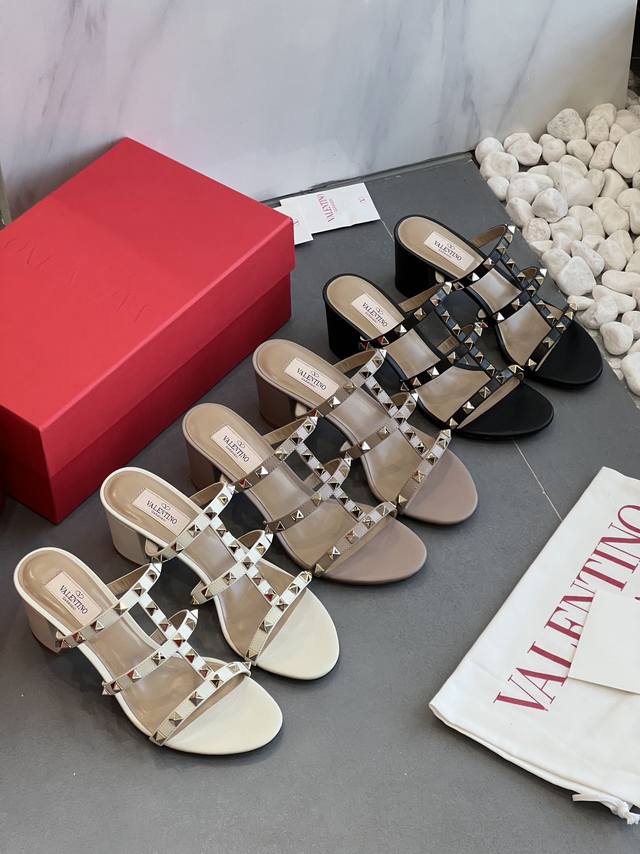 supports distribution Valentino's rivet thick-heeled sandals are pure originals.