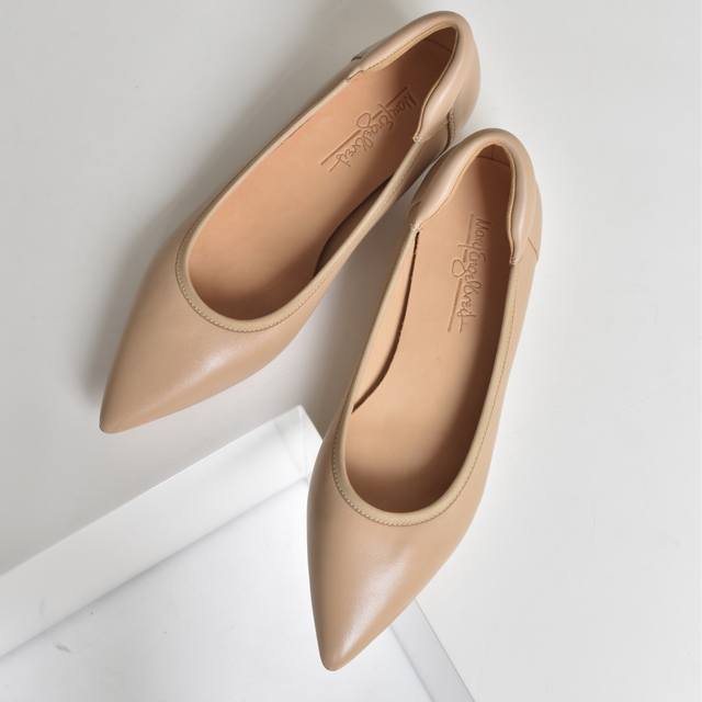 American designer brand Meb! A pair of playful women's shoes with low square hee