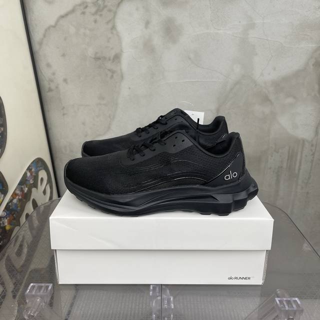 Alo Yoga Alo Runner comfortable and versatile breathable shock-absorbing low-top