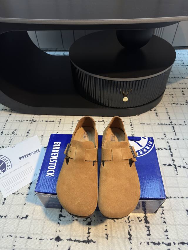 The eternal classic Birkenstock is strongly launched. A brand is a type of shoe.