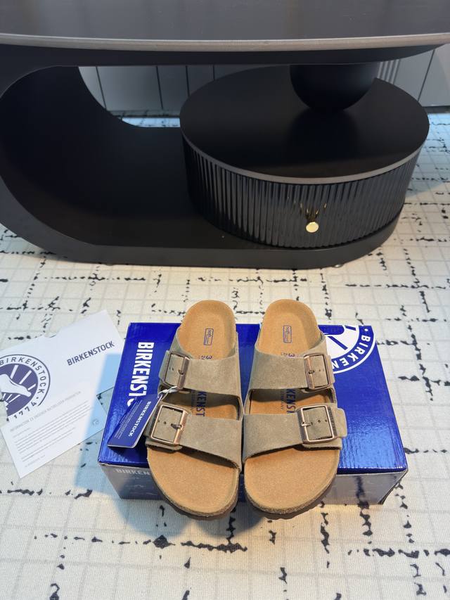 The eternal classic Birkenstock is strongly launched. A brand is a type of shoe.