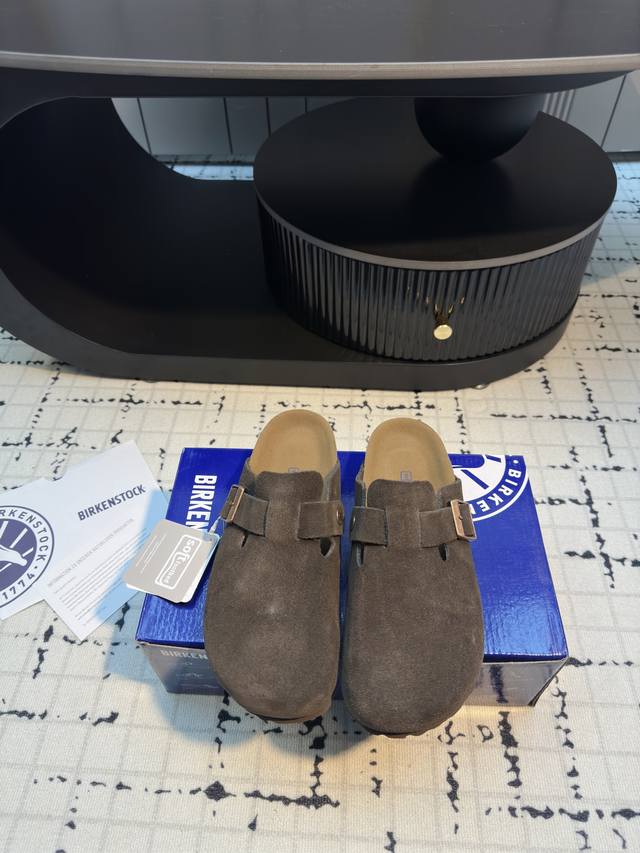 The eternal classic Birkenstock is launched strongly. A brand is a type of shoe.