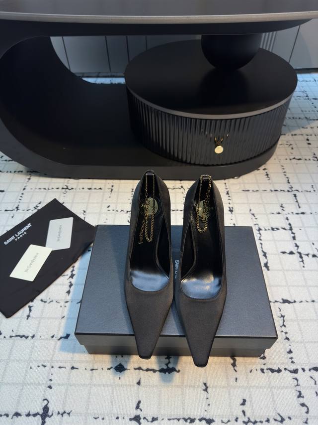 Saint Lauren* Ysl Yang Shulin new chain high heel shoes. The beautiful lady's hi