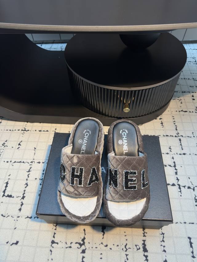 Chanel classic letter rhinestone thick-soled flip flops Chanel classic letter de