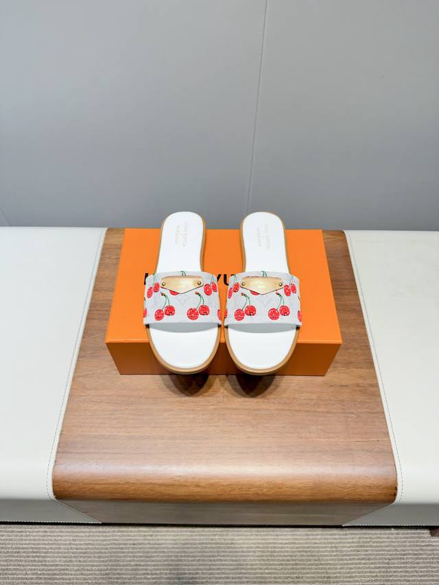 Louis Vuitto- Louis Vuitton Murakami Takashi Cherry Series Spring and Summer Sho