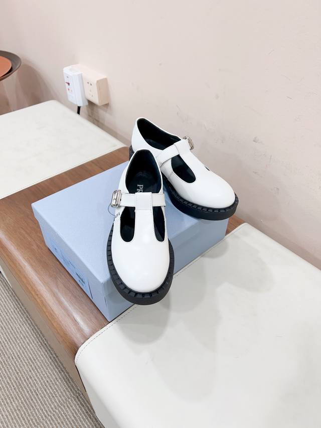 Certified Gear Thick-soled Mary Jane Shoes This shiny leather retro shoe seeks a