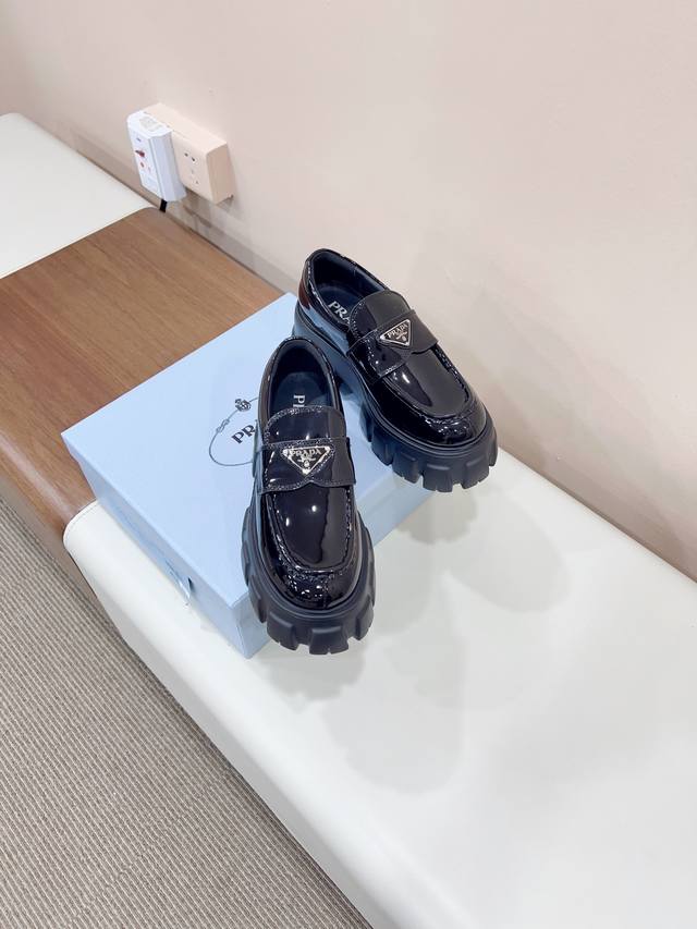 Triangle buckle tire thick sole loafers This shiny leather loafer is neutral in
