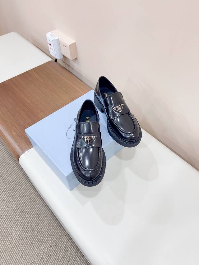 P Triangle logo thick-soled casual leather shoes Many internet celebrities wear
