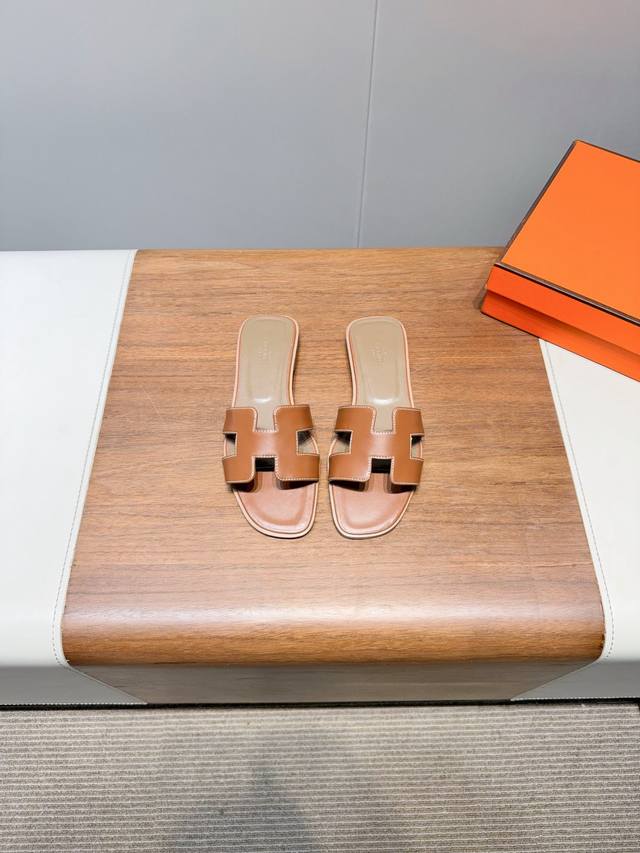 Sandals Simple slippers are not simple Low-key H slippers look good on your feet