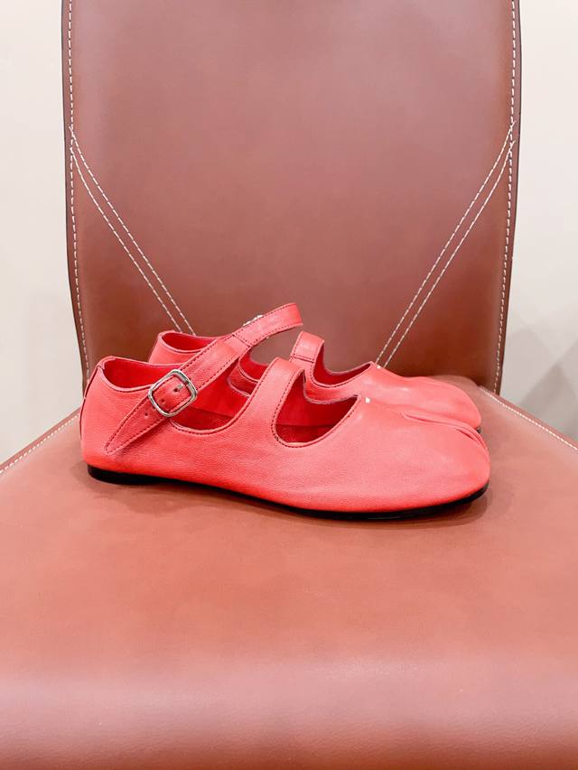 Certified Maisonmargiel* Double-strap ballet shoes The feel of these shoes is tr