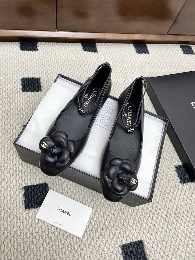Purchasing Chanel 25Ss summer new camellia flat sandals Upper: imported cowhide