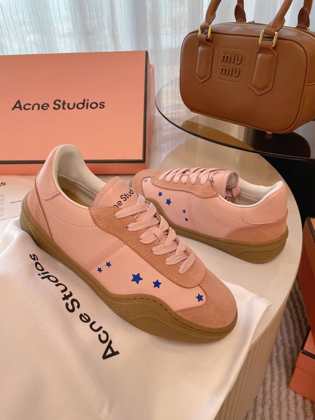 Acne's newly designed white shoes Bars! The classic German training shoes are ma