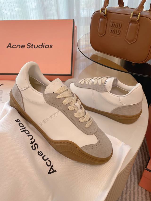 Acne's newly designed white shoes Bars! The classic German training shoes are ma