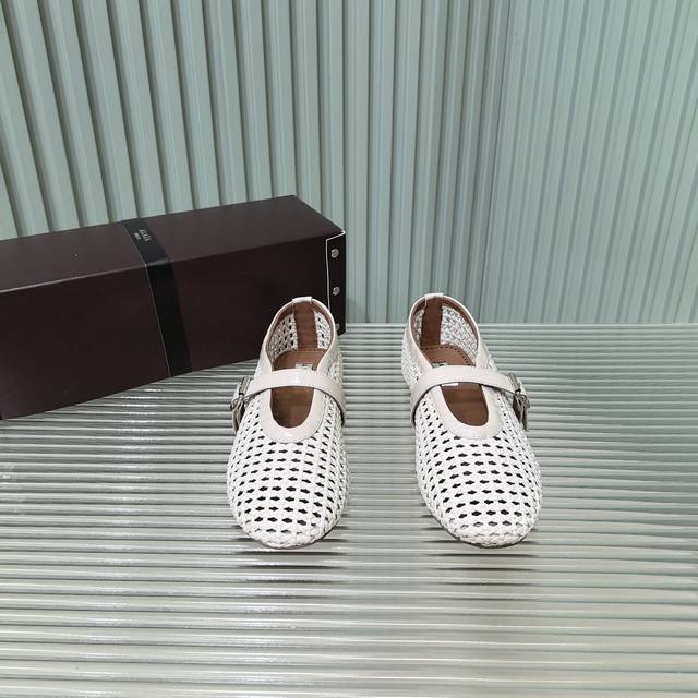 Alaia's classic catwalk flat mesh ballet shoes are popular all over the world. S