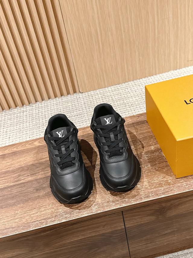 Louis Vuitton's new men's sports casual shoes are made of smooth cowhide leather