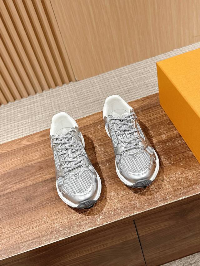 Louis Vuitton's new couple's casual sports shoes Lv also has its own silver horn