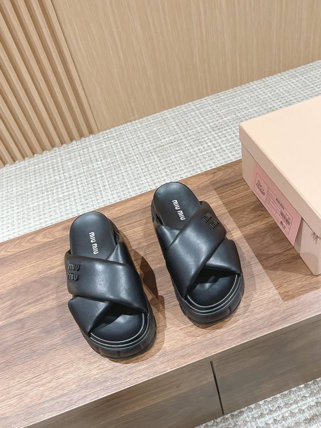 Miu Miu's new cross-sole sandals are super popular now. This pair of sandals is