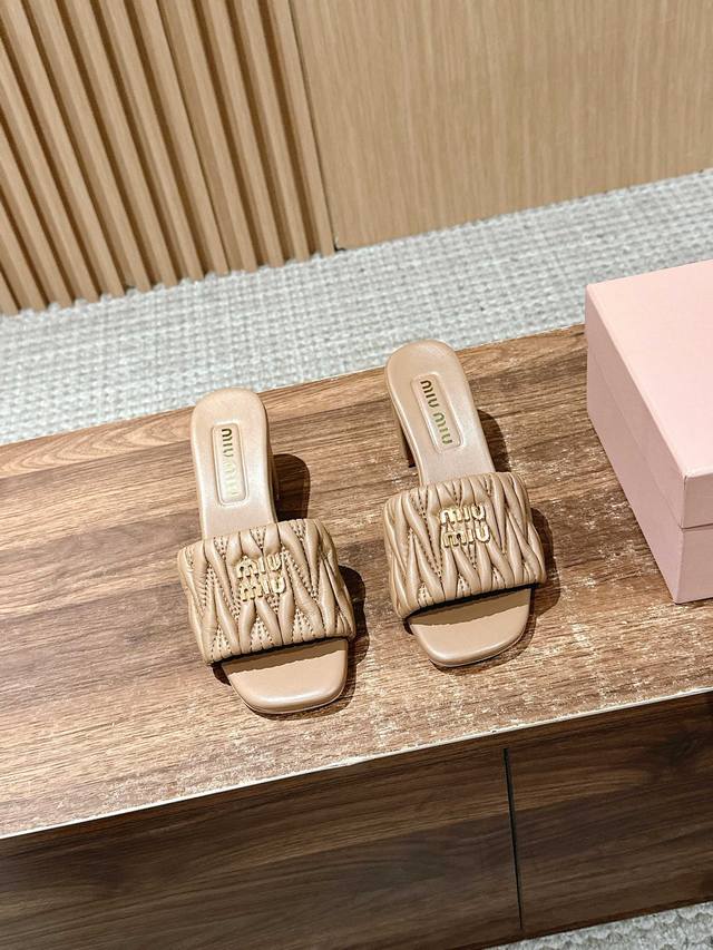 thick heel# Miu Miu's new pleated kitten heel slippers Let you walk beautifully