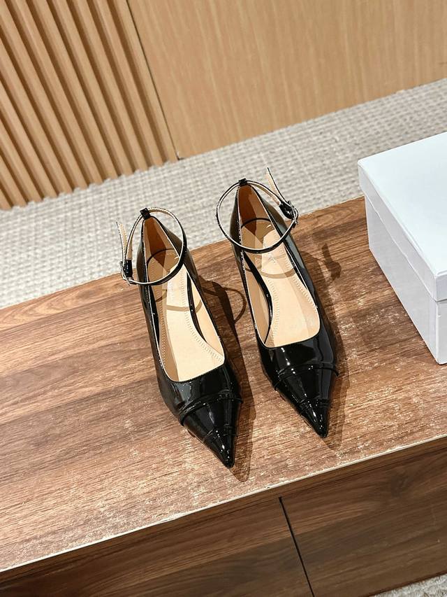 Margiela's new spring and summer pointed low-heeled shoes The small pointed desi