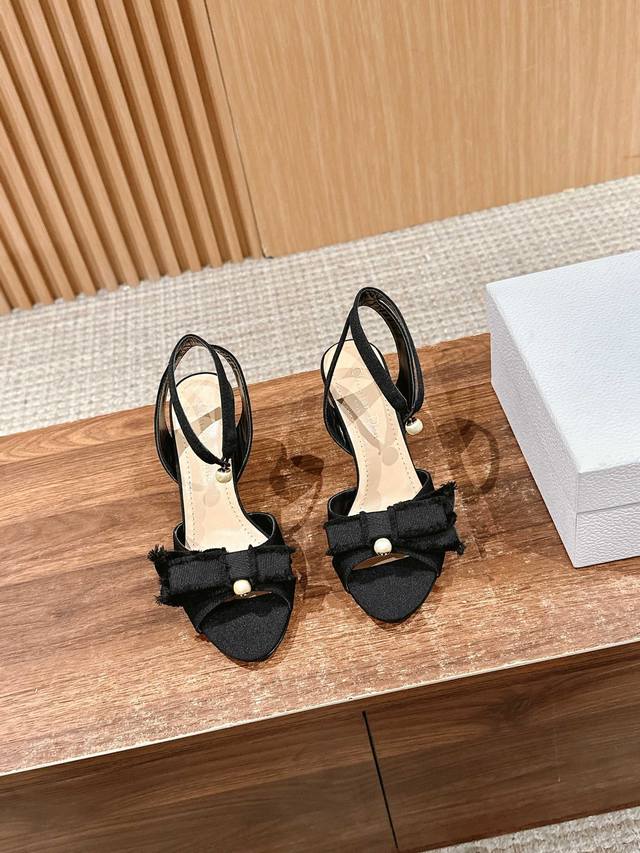 Dior's new bow-knot pearl high-heeled sandals The new Dior model planted by Han