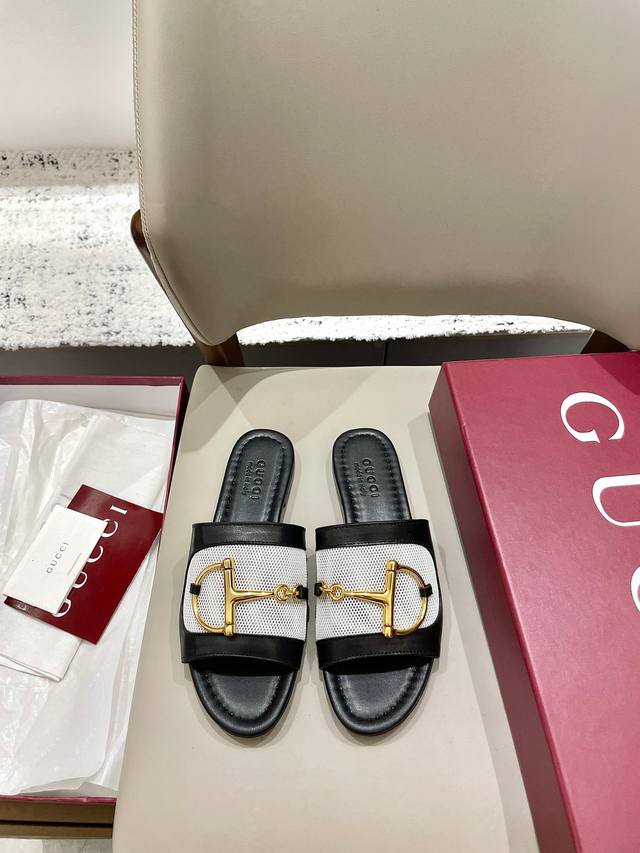 Gucci Horsebit Flat Slippers These women's sandals are paired with classic horse