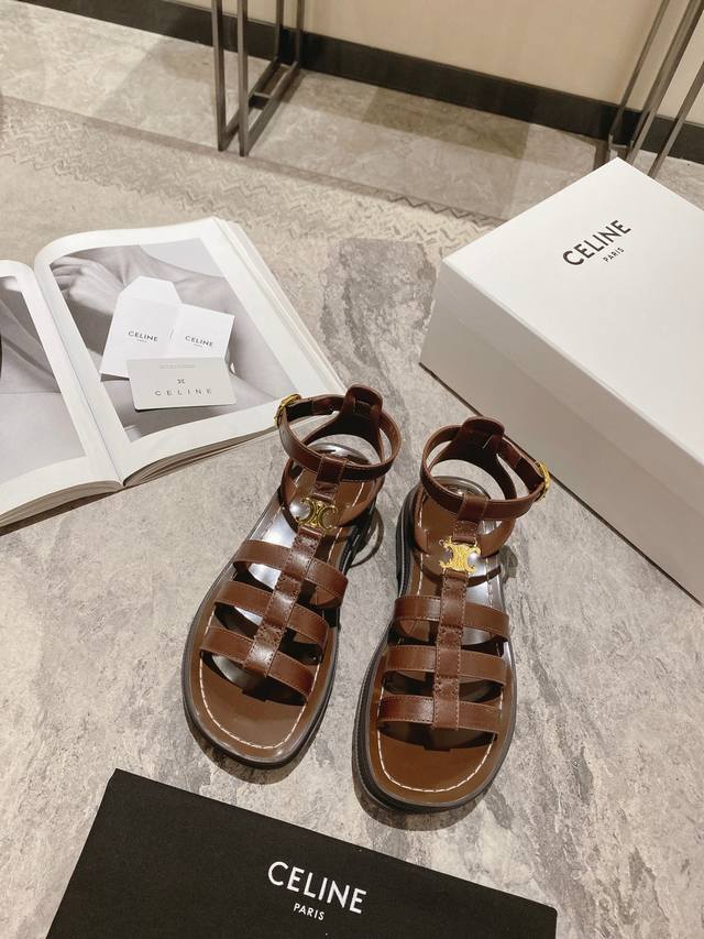 There is nothing much to say about this pair of retro Roman sandals by Celin*. T