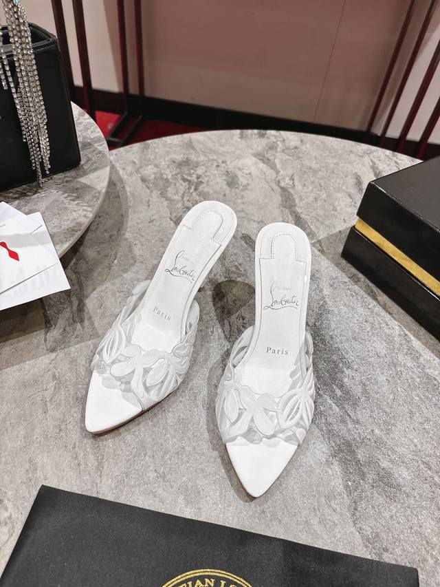 Hollow Slippers W. This 85mm high heel stiletto has a tapered silhouette, reveal