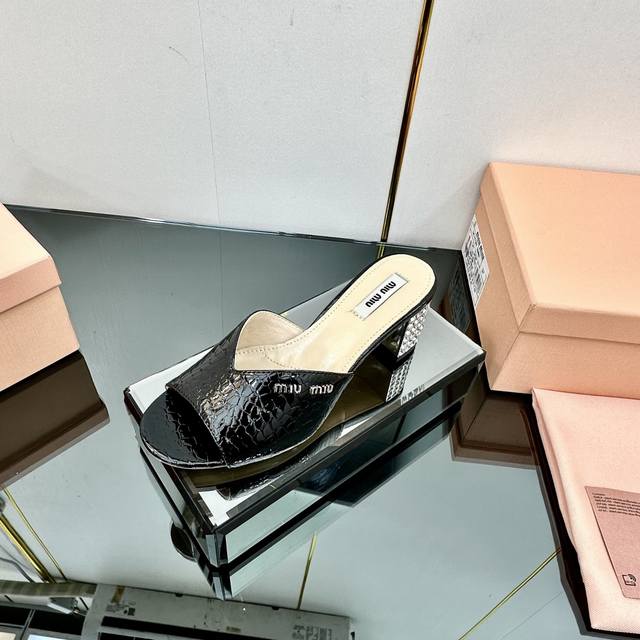 Miumiu2025Ss Spring and Summer new heel shoes patent leather sandals top version