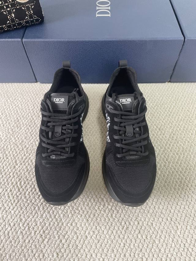 Dior B25 Runner Men's Sneakers These B25 Runner sneakers have an elegant silhoue