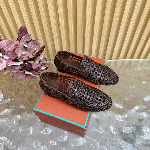 Loro Piana L classic and beautiful woven loafers, round logo slippers, flat shoe