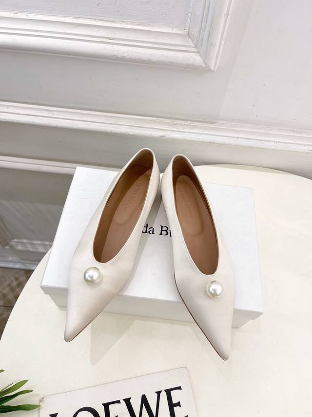 Magda Butrym 2025 Spring and Summer New Pointed Pearl Satin Flat Shoes As the mo