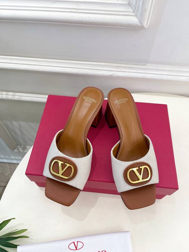 Valentino 25Ss 2025 Spring and Summer New Signature Metal V Buckle Slippers New