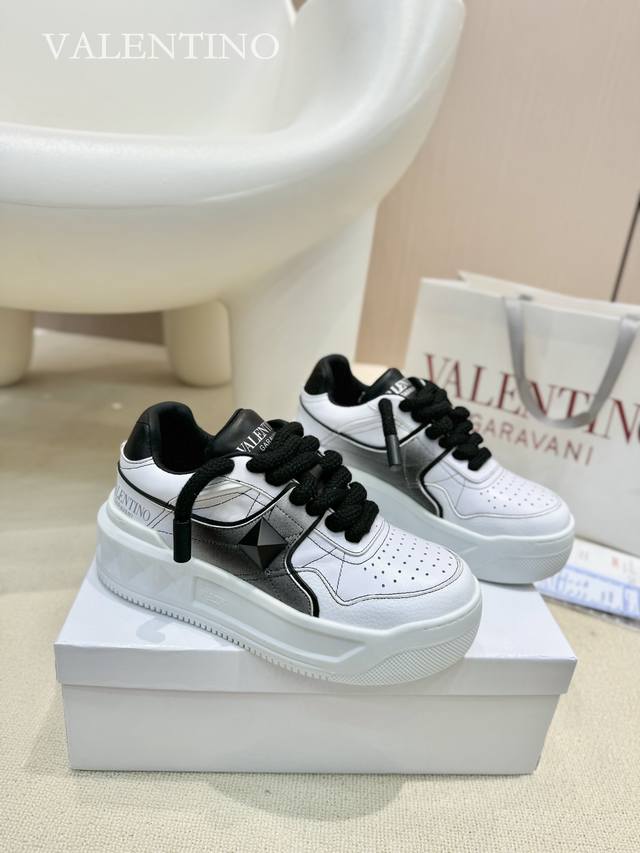 Factory P direct wholesale price: Couples' style Top version Valentino Out Stud