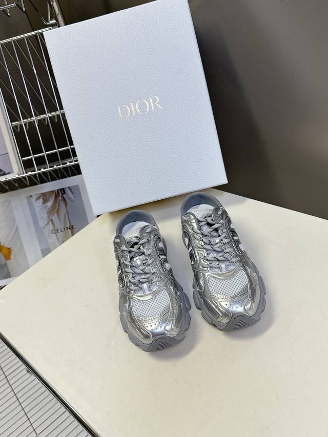 Dior Chrono series sneakers half-slip This Dior Chrono sneaker continues the tim