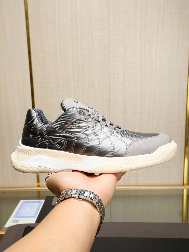 P Boss dynamic men's sports shoes, elegant and low-key, yet light and energetic.