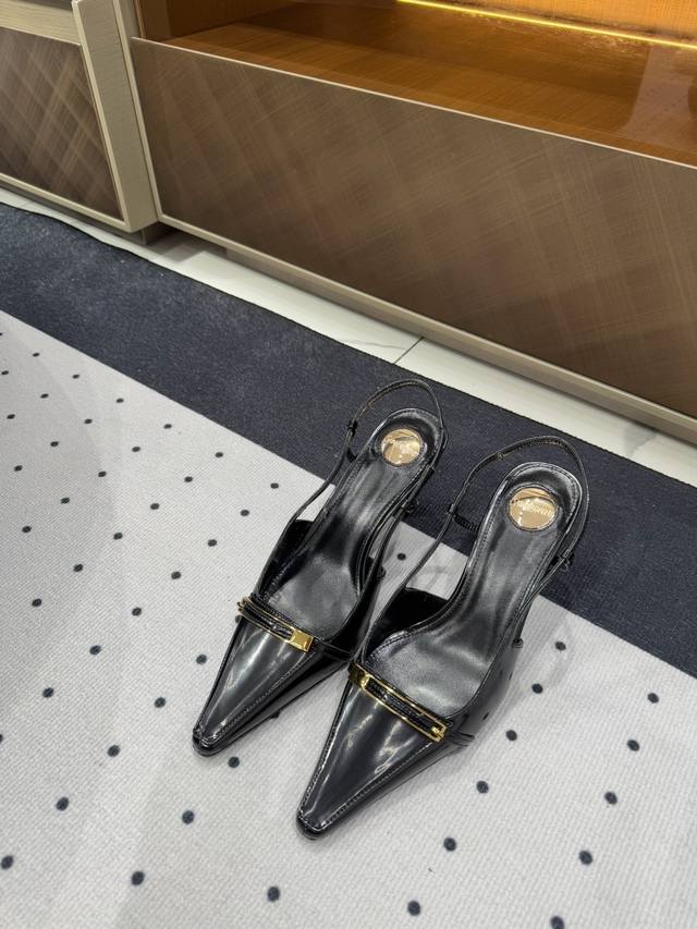 25 Spring Model Who can resist Ysl high heels, known as the magic of attracting