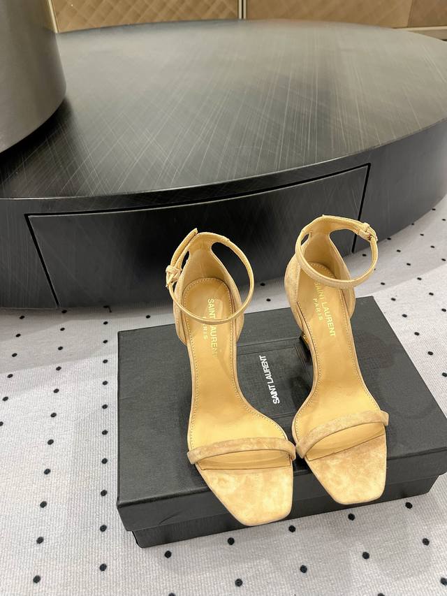 Black and gold high heels, which girl doesn't love them? They really shape your